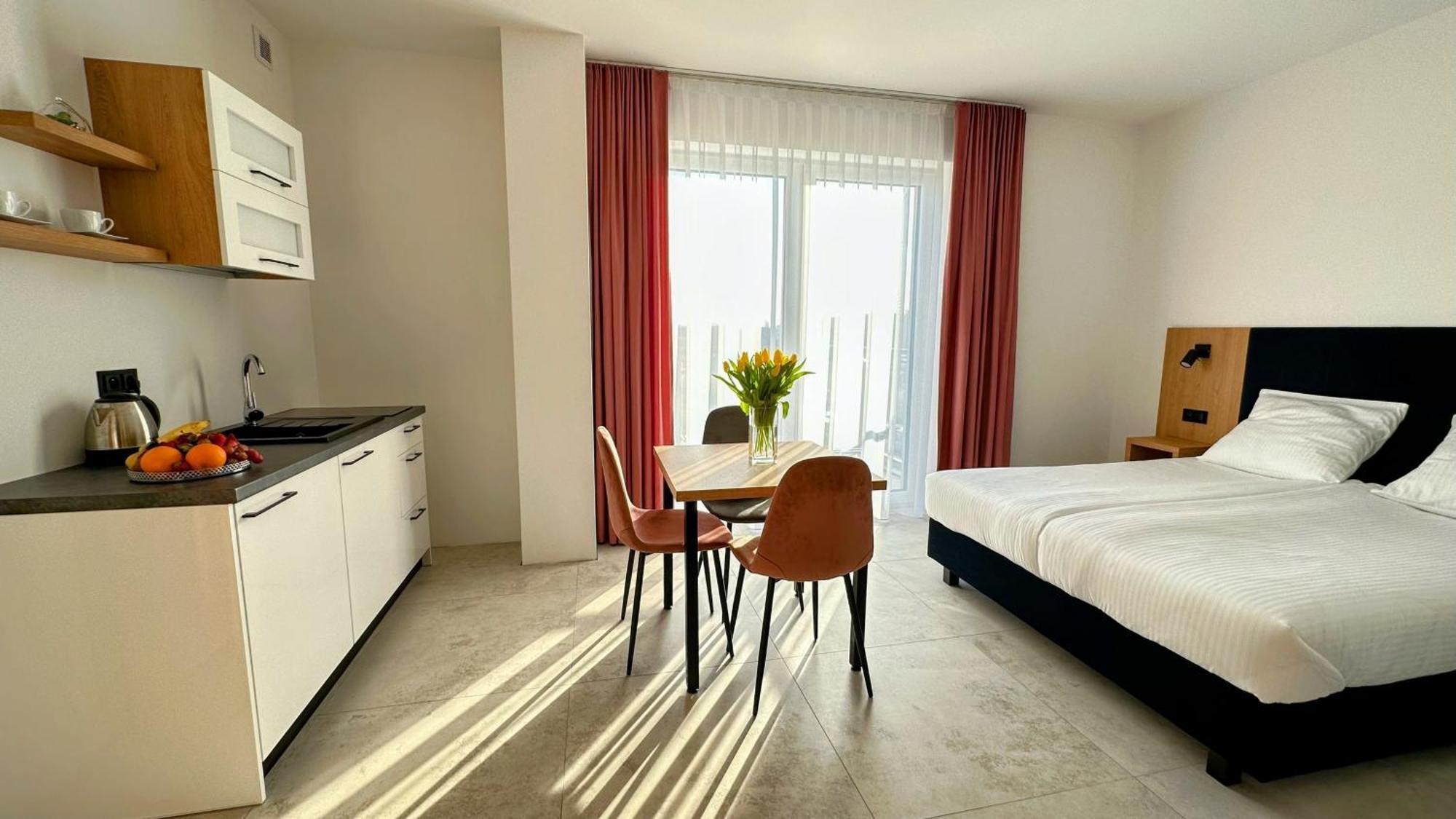 Hotel Bursztynowa Rosa & Wypozyczalnia Rowerow Elektrycznych Leba Exterior foto